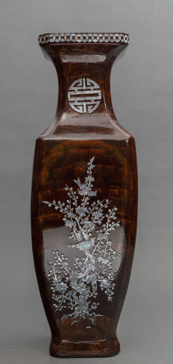 Null Grand vase en laque avec incrustations de nacre, Chine, 20e s., forme quadr&hellip;
