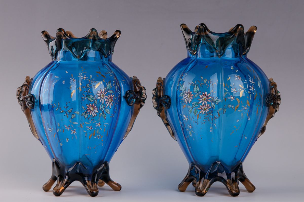 Null Paire de vases en verre de style japonais, attribués à Auguste Jean, vers 1&hellip;