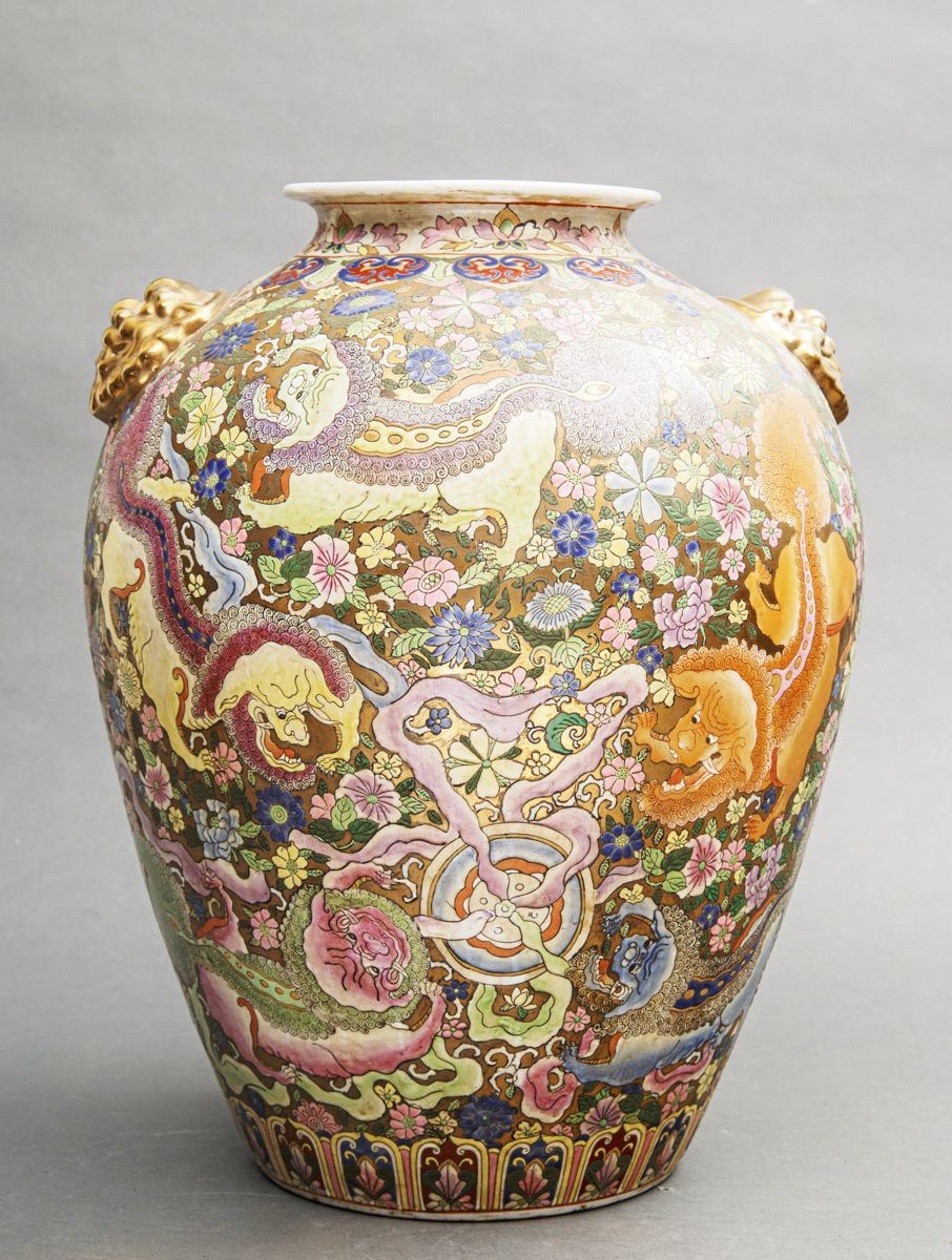 Null Vase de fond, Chine, 20e s., ,forme ovoide, porcelaine, émail blanc, polych&hellip;