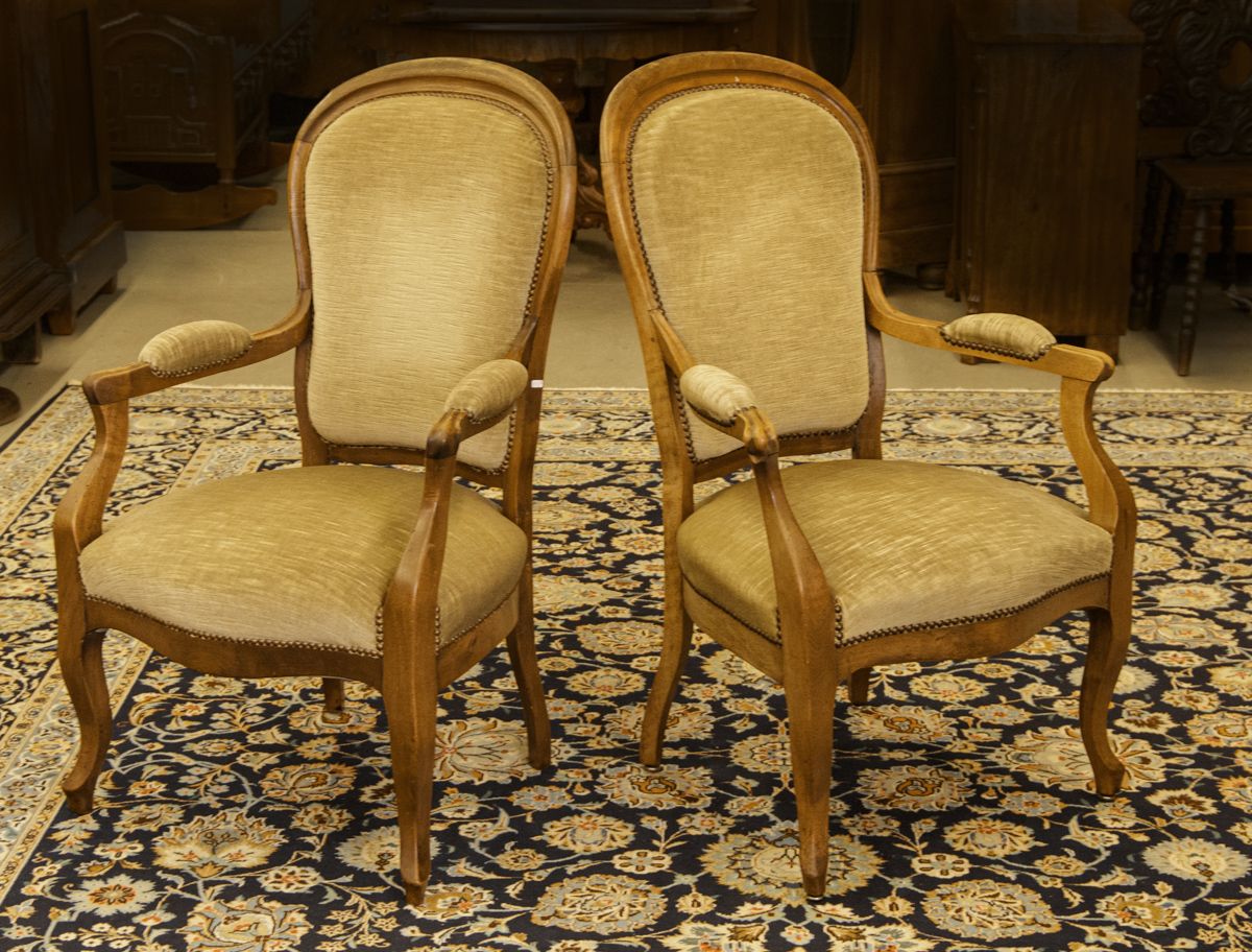 Null 一对扶手椅，法国，约 1860-80 年，胡桃木弧形框架，扶手为异形，浅棕色天鹅绒椅套，靠背高 100 厘米，座椅高 44 厘米，状况良好。限价 90&hellip;