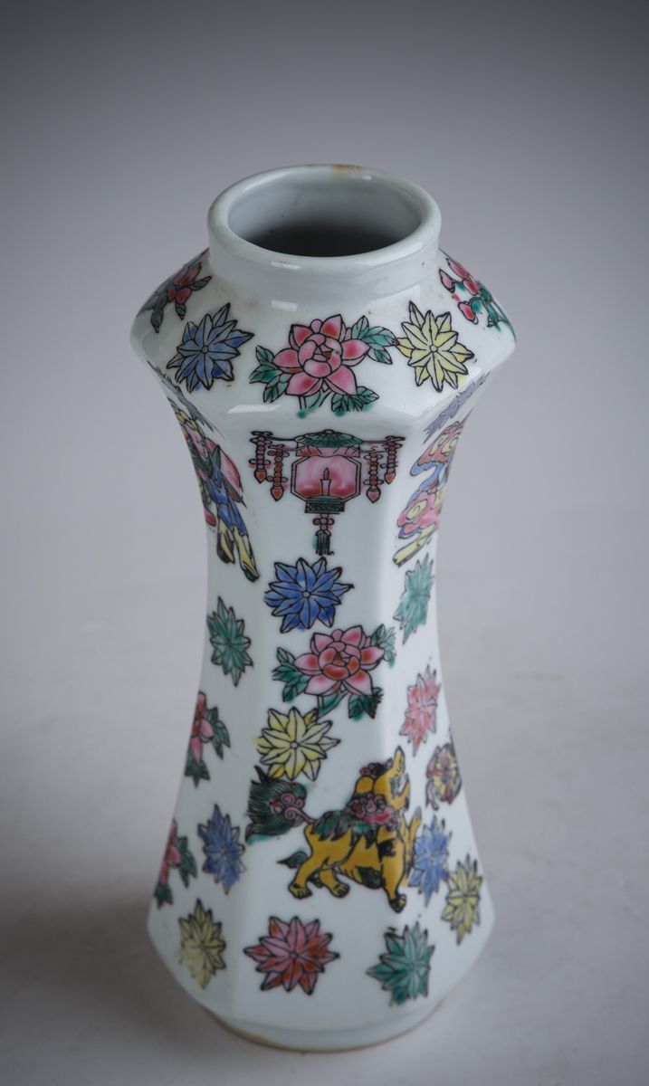 Null Vase, Chine, fin du 20e s., , porcelaine, paroi à 6 facettes, peinture émai&hellip;