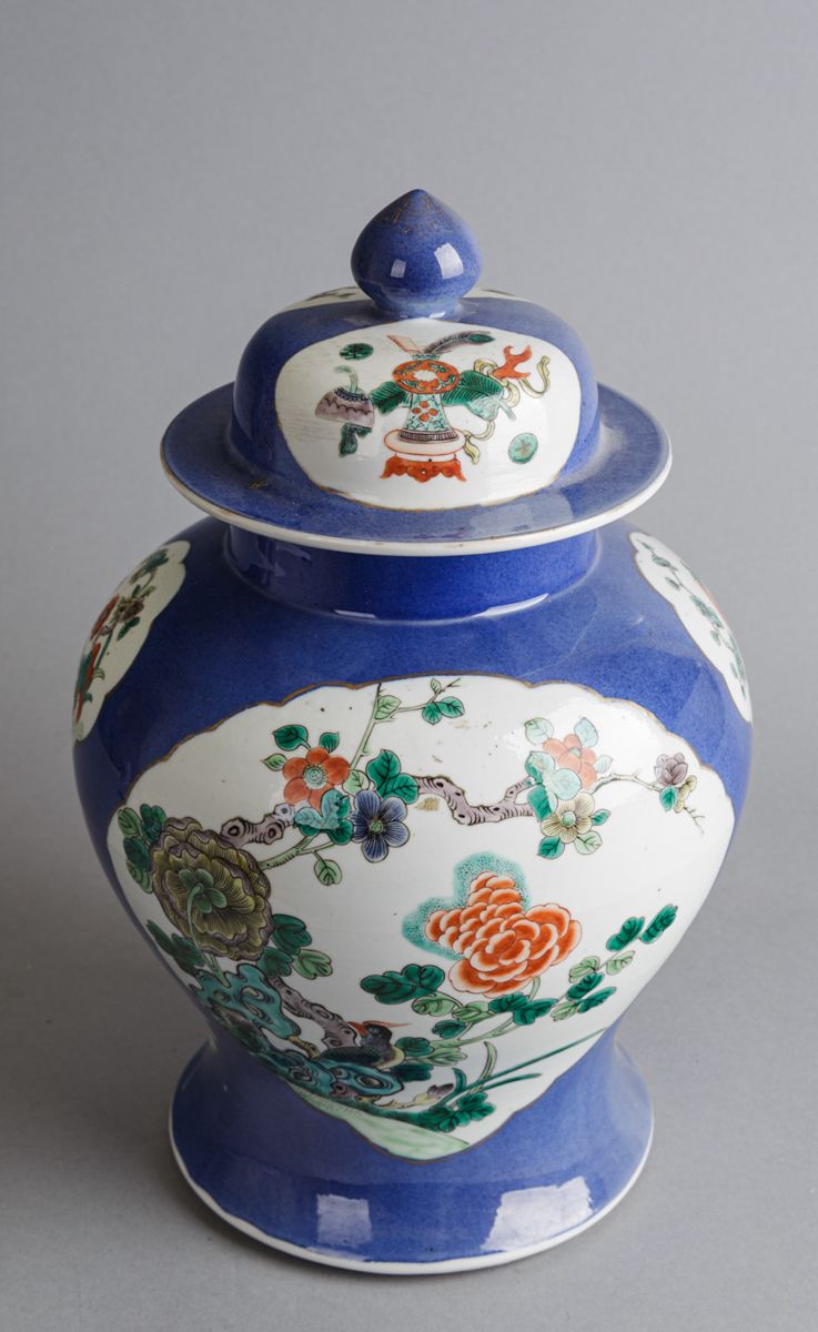Null Vase à couvercle, Chine, probablement fin de la dynastie Qing, porcelaine, &hellip;