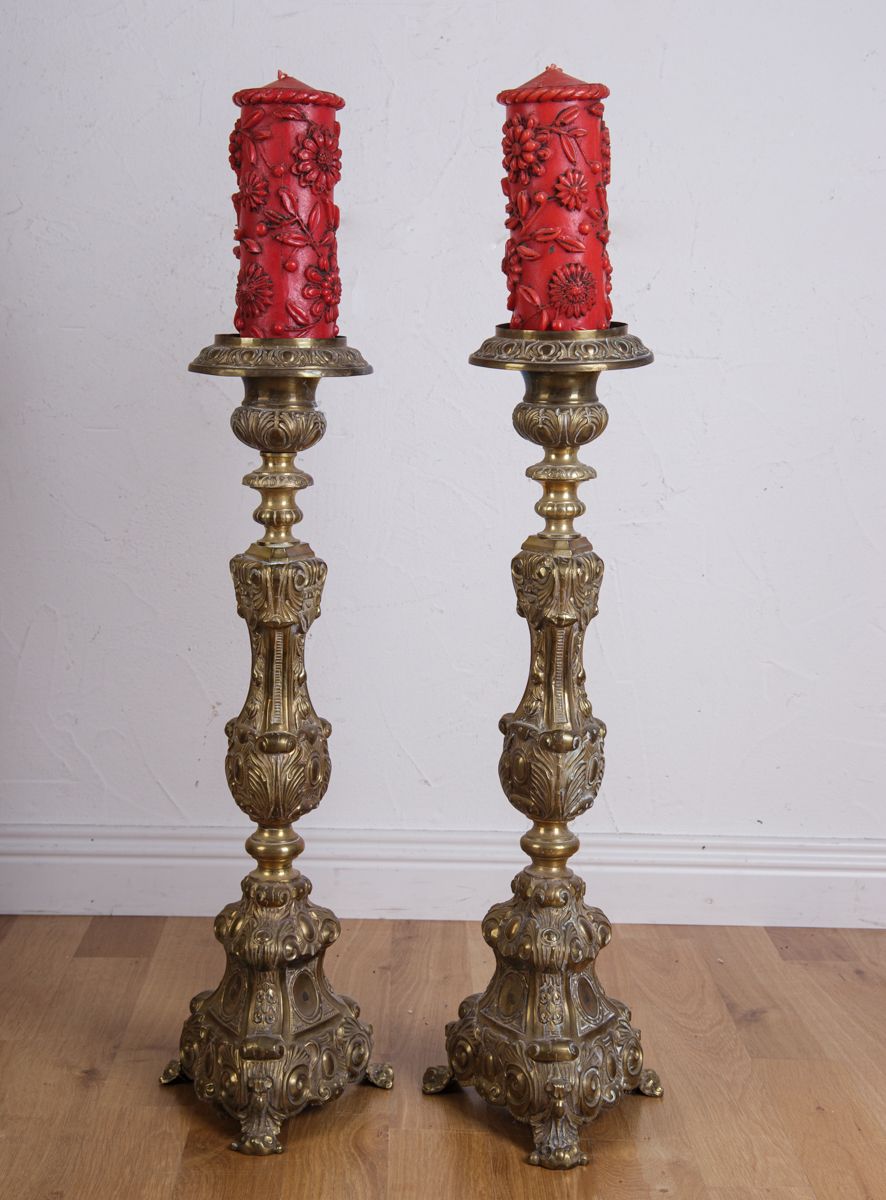 Null Paire de chandeliers d'autel, 18e/19e s., ,tôle de laiton autour d'un noyau&hellip;