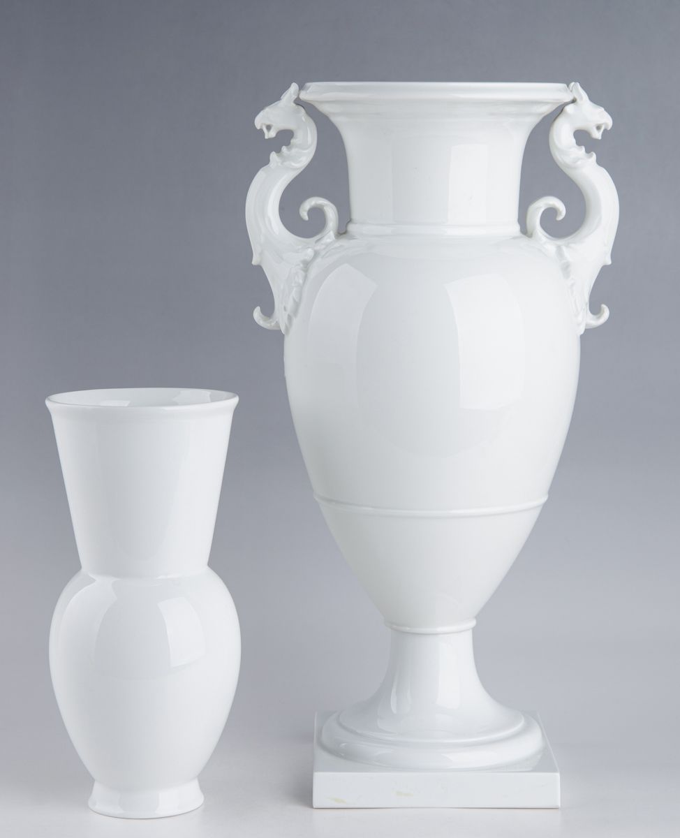 Null KPM, 2 vases, ,- "Vase français", porcelaine blanche émaillée, anse en form&hellip;