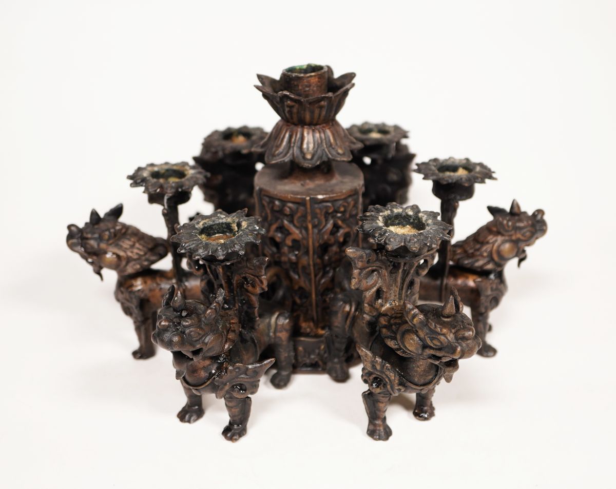 Null Lustre de temple, table sino-tibétaine, bronze, patiné noir et or, 6 figure&hellip;