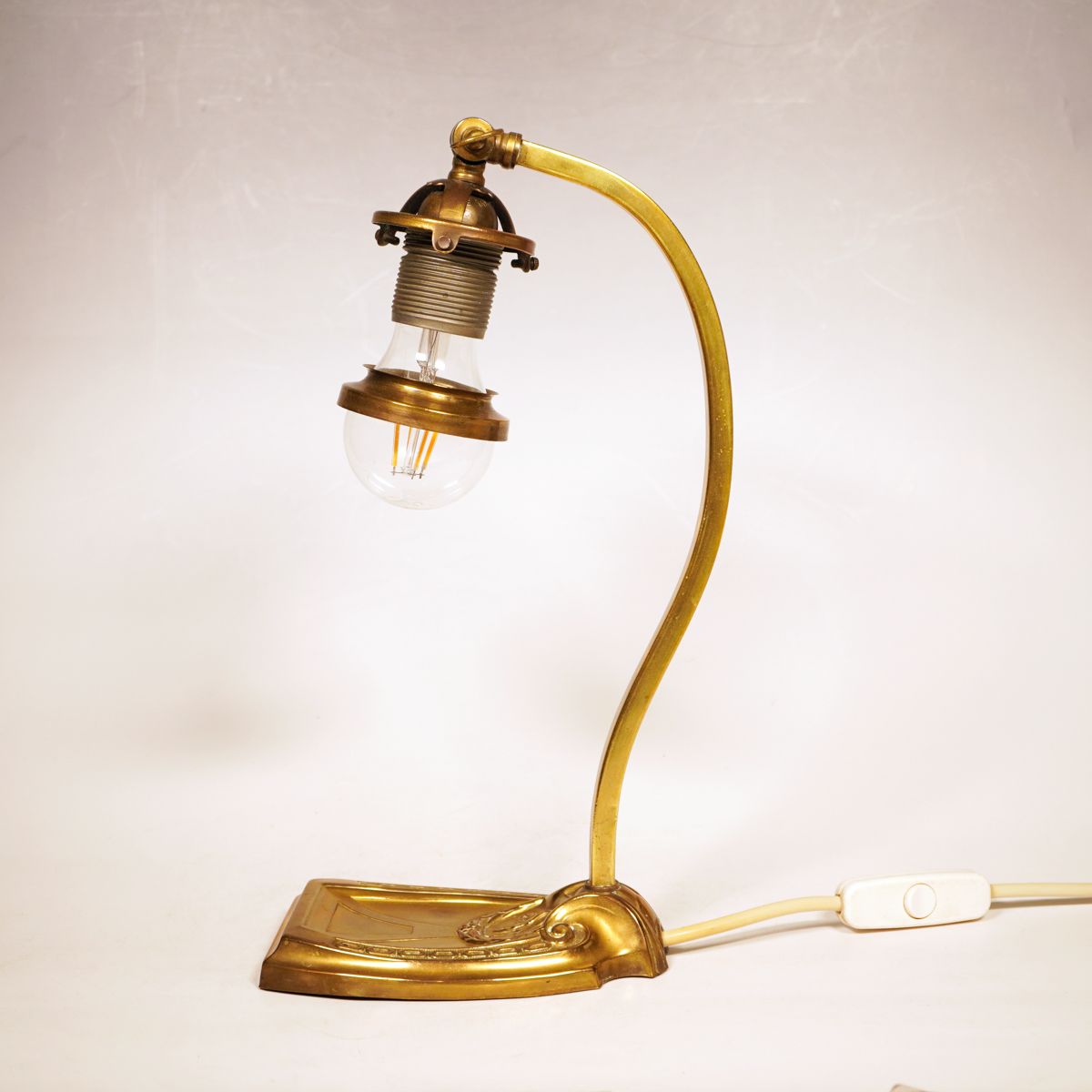 Null Support d'une lampe de table, Art Nouveau, ,laiton, pied courbé en partie e&hellip;