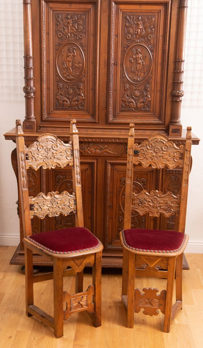 Null 一对带雕刻的椅子，德国 17 世纪晚期，实心胡桃木，椅框镶嵌几何图案，椅背下部雕刻装饰板，软垫座椅，高：48（109.5）厘米。出处：Weikersh&hellip;