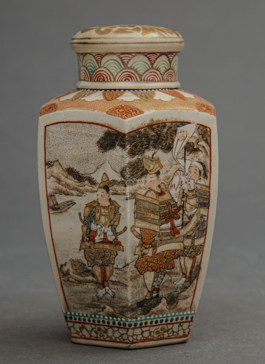 Null Vase à couvercle satsuma, Japon, 20e s, Céramique claire, peinture polychro&hellip;