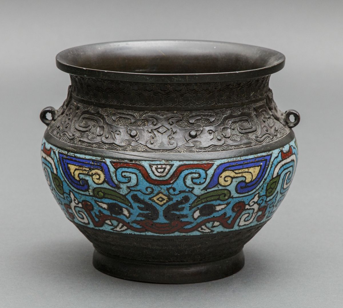 Null Cache-pot en émail champlevé, Chine, vers 1900, ,bronze, patine noire, divi&hellip;