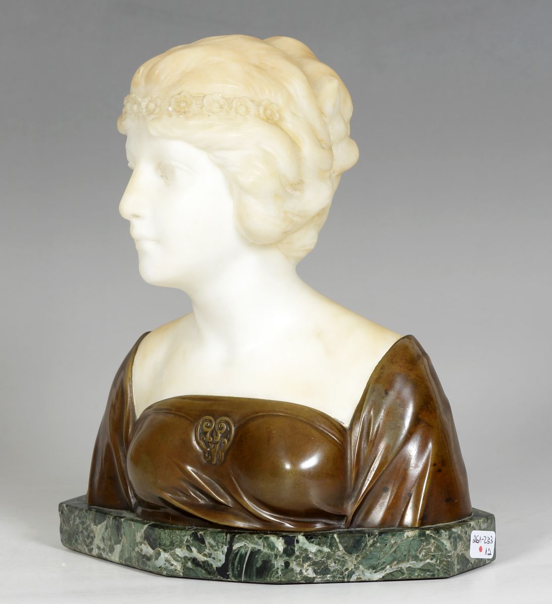 Null Suteur (artiste fin 19e/début 20e siècle), ,Buste de jeune femme regardant &hellip;
