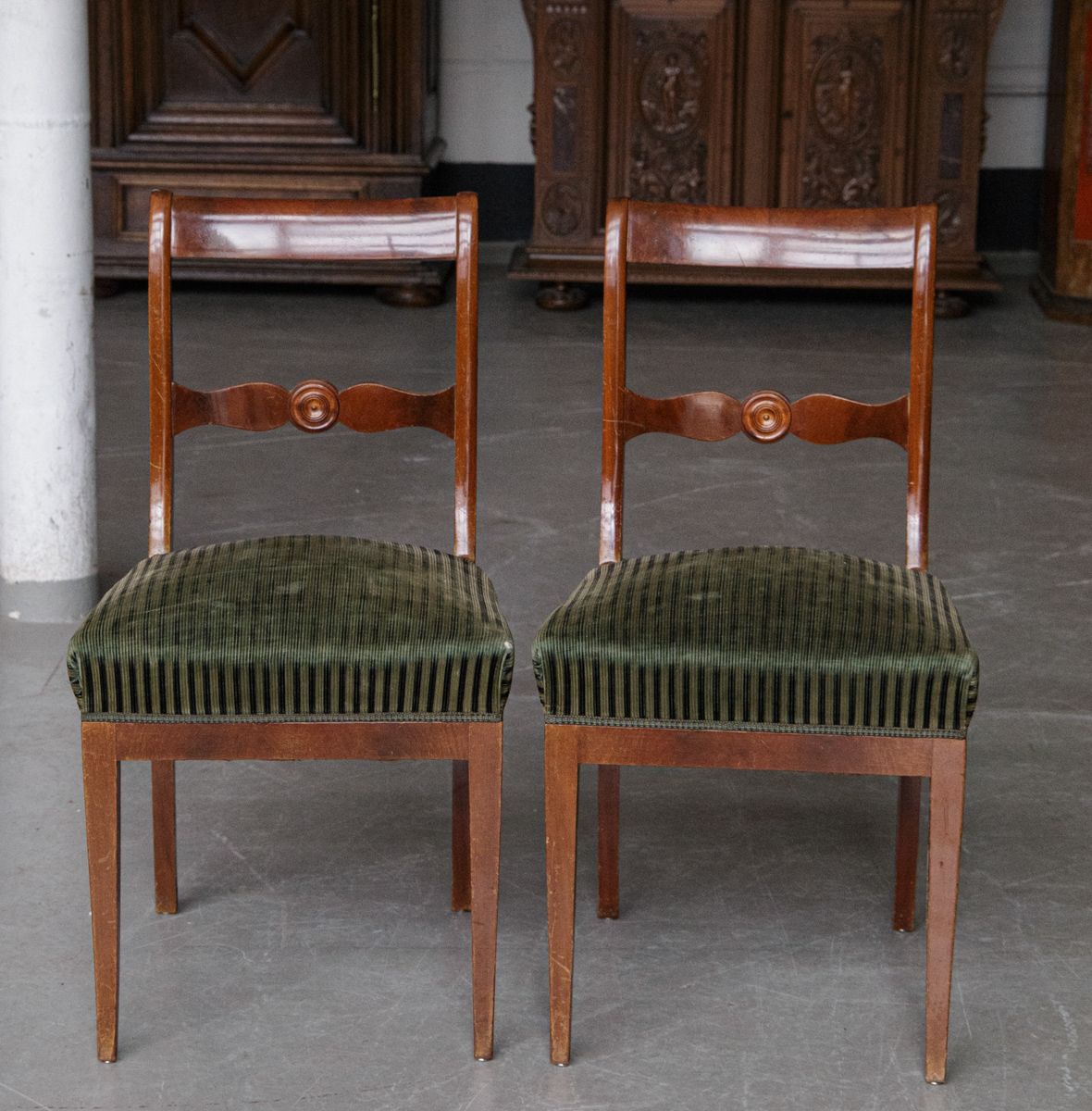 Null 一对 Biedermeier 椅子，大概 1900 年制造，实心桃花心木和贴面，靠背装饰，带弹簧的旧软垫有待更换，有待粘合，高：87 厘米（47 厘米&hellip;