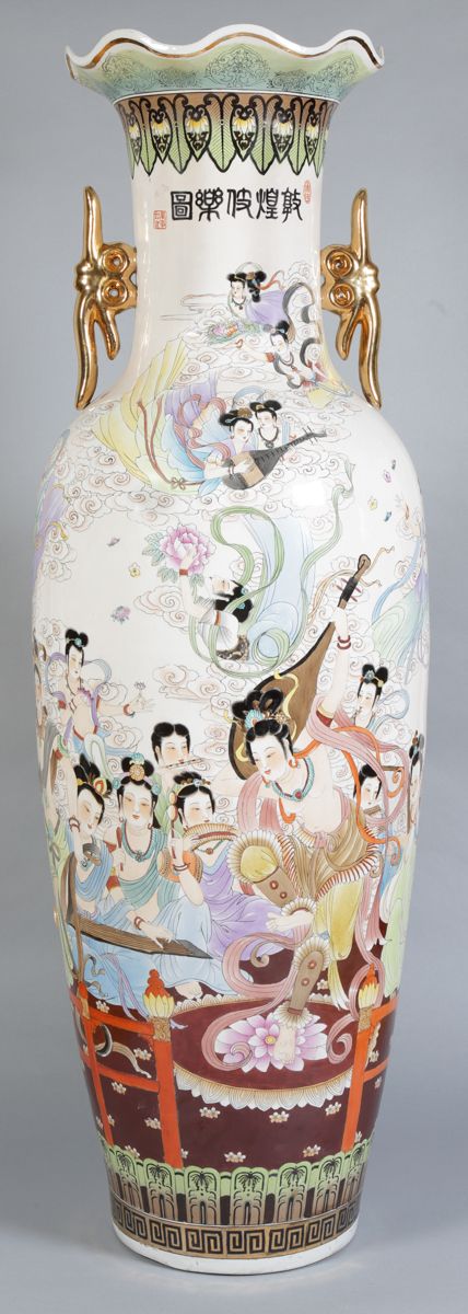 Null Grand vase de terre, Chine, 20e s., porcelaine émaillée, peinture polychrom&hellip;