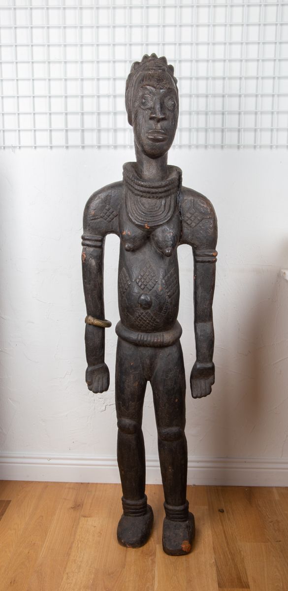 Null Grande figure Yoruba, Nigeria, en bois sculpté à patine foncée, taillée dan&hellip;