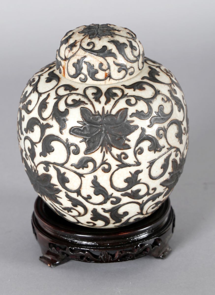 Null Boîte à couvercle, porcelaine, Chine, 18e - 19e s., ,décor noir en relief d&hellip;