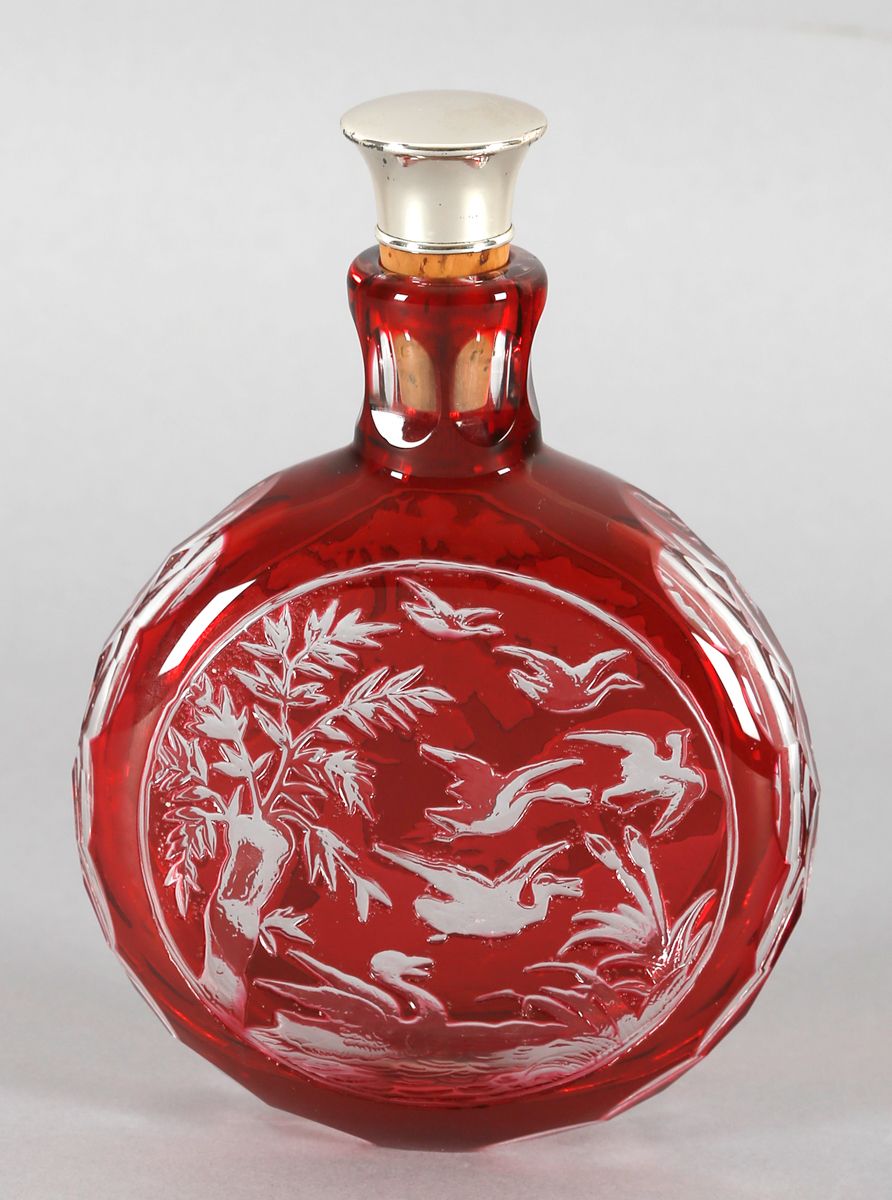 Null Bottiglia rossa con motivo di caccia, vetro, Saint-Louis, seconda metà del &hellip;