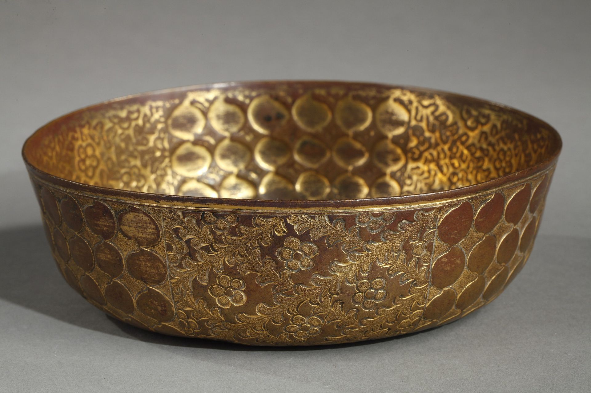 BOL DE HAMMAM (TAS) EN CUIVRE DORÉ (TOMBAK) 
土耳其，奥托曼艺术，19世纪









一个镀金的铜碗（tom&hellip;