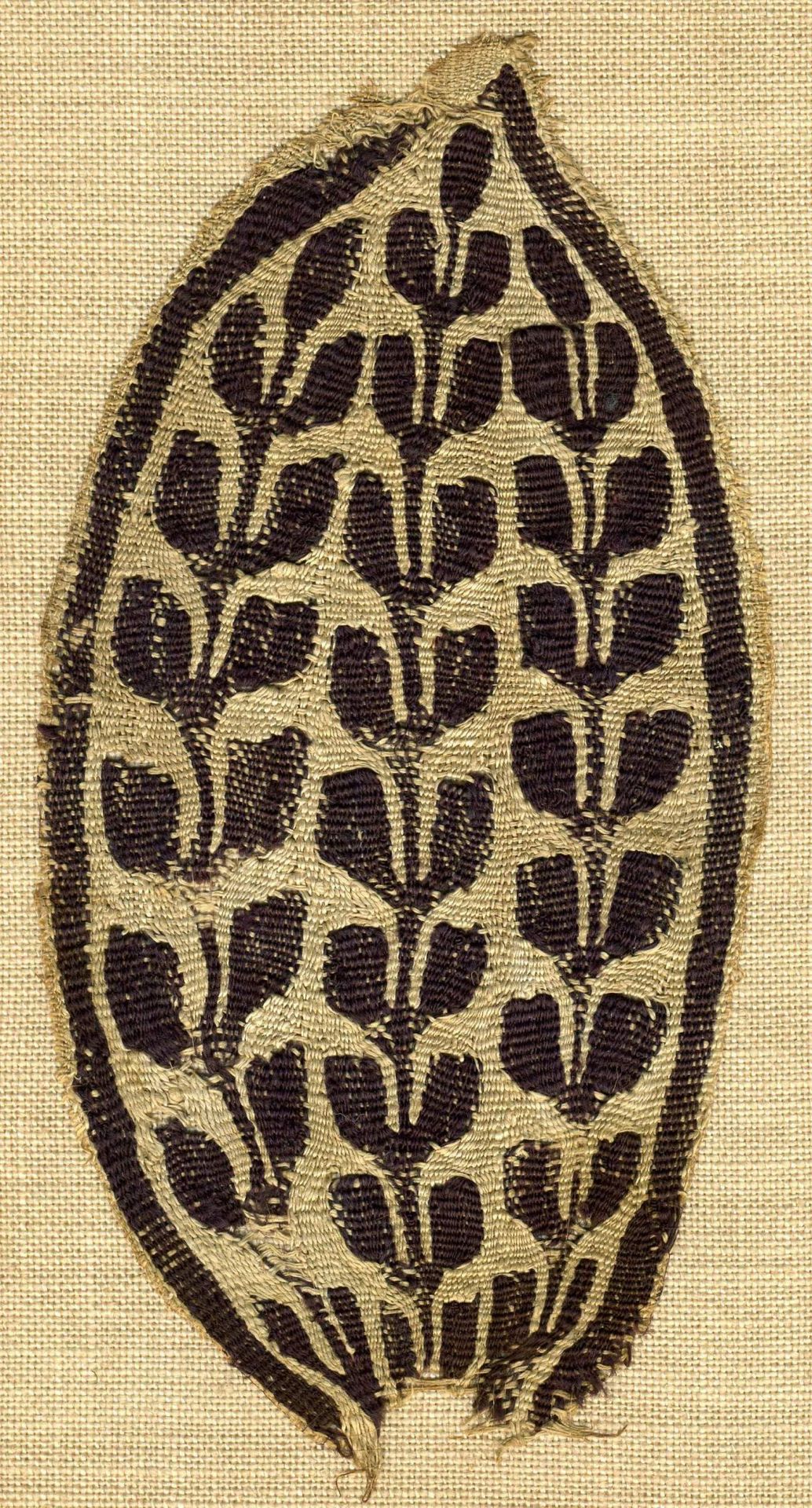 FRAGMENT DE CLAVUS À DÉCOR VÉGÉTAL 埃及， COPTIAN艺术，公元4-6世纪



未漂白的亚麻布经线上的挂毯碎片，S型捻线&hellip;