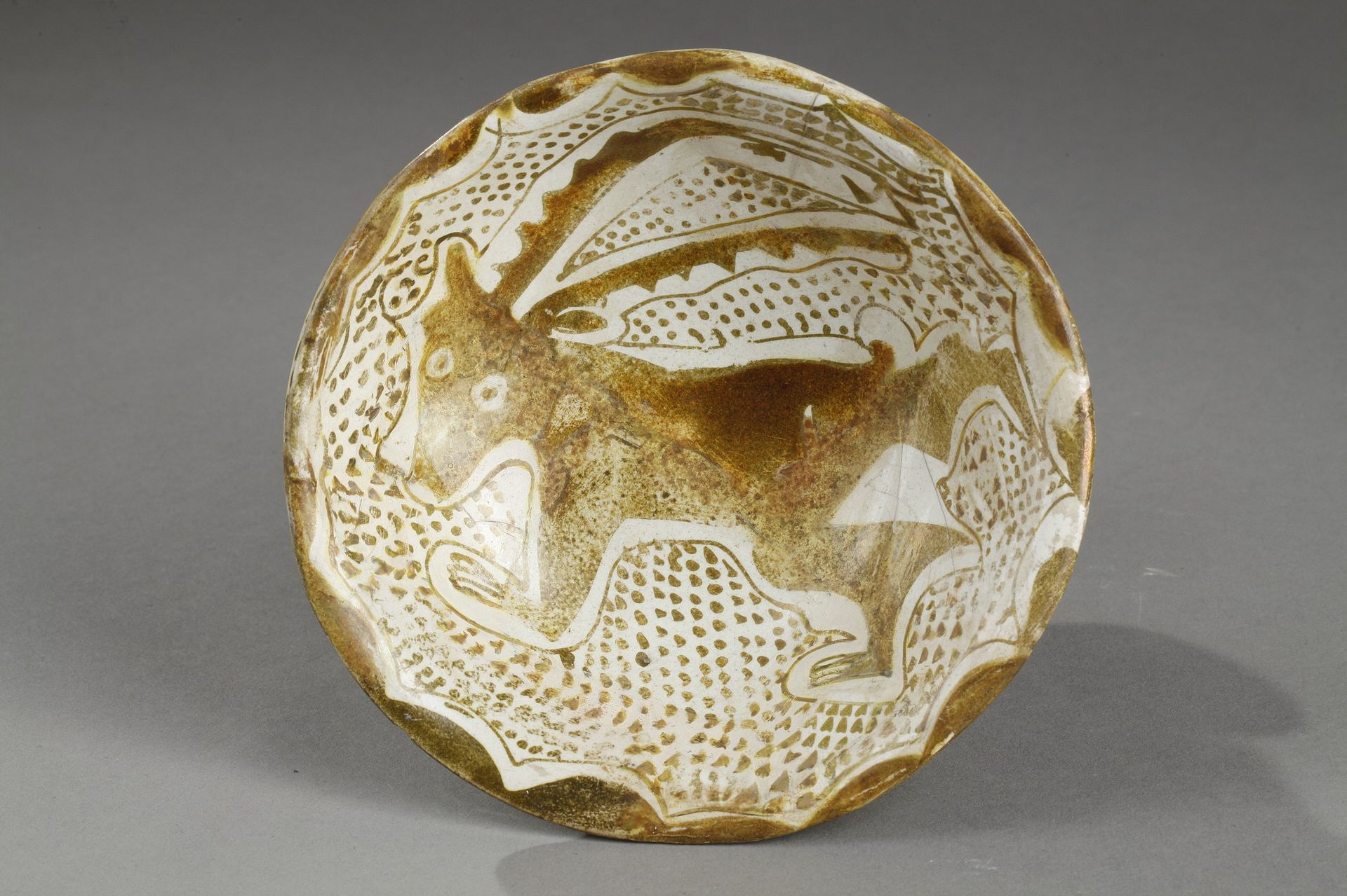 COUPELLE EN CÉRAMIQUE LUSTRÉE À L’IBEX 
伊拉克，ABBASSID艺术，10世纪









一个小型陶器碗，侧面呈&hellip;