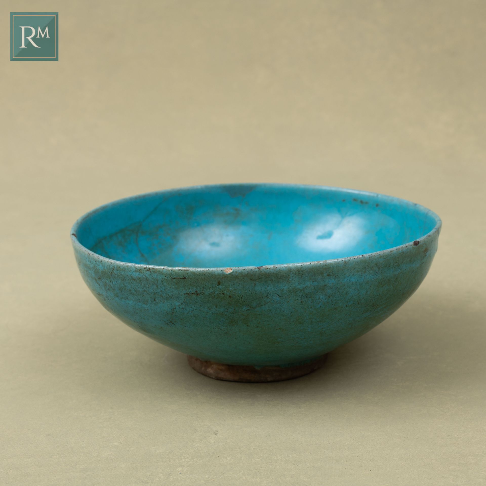 GRANDE COUPE EN CÉRAMIQUE TURQUOISE 
伊朗，12-13世纪









一个半球形的后跟碗，由硅质陶瓷制成，上面刻有由&hellip;