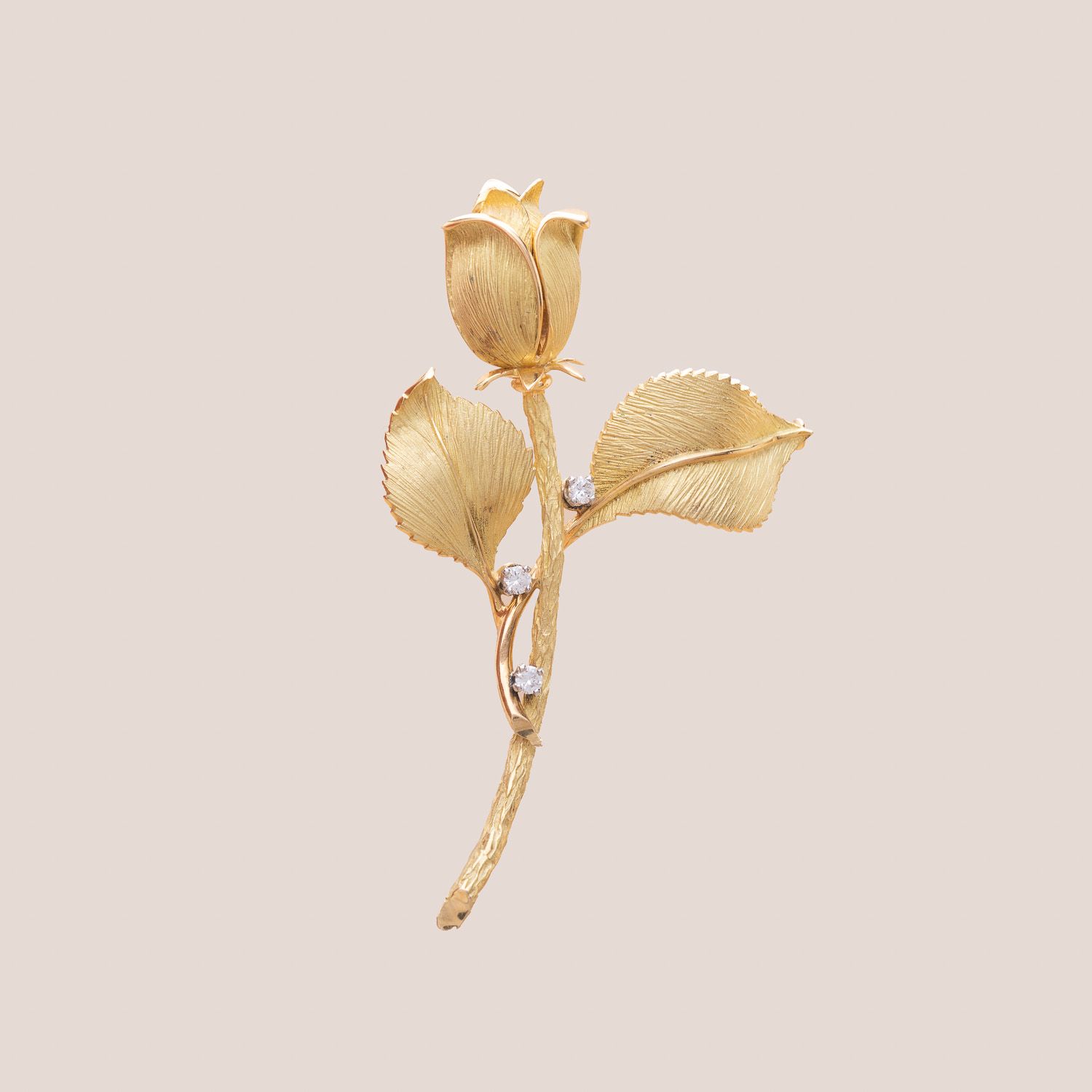 BROCHE Á MOTIF DE ROSE 
Brushed yellow gold 750°/00. Made in France in the 1990s&hellip;