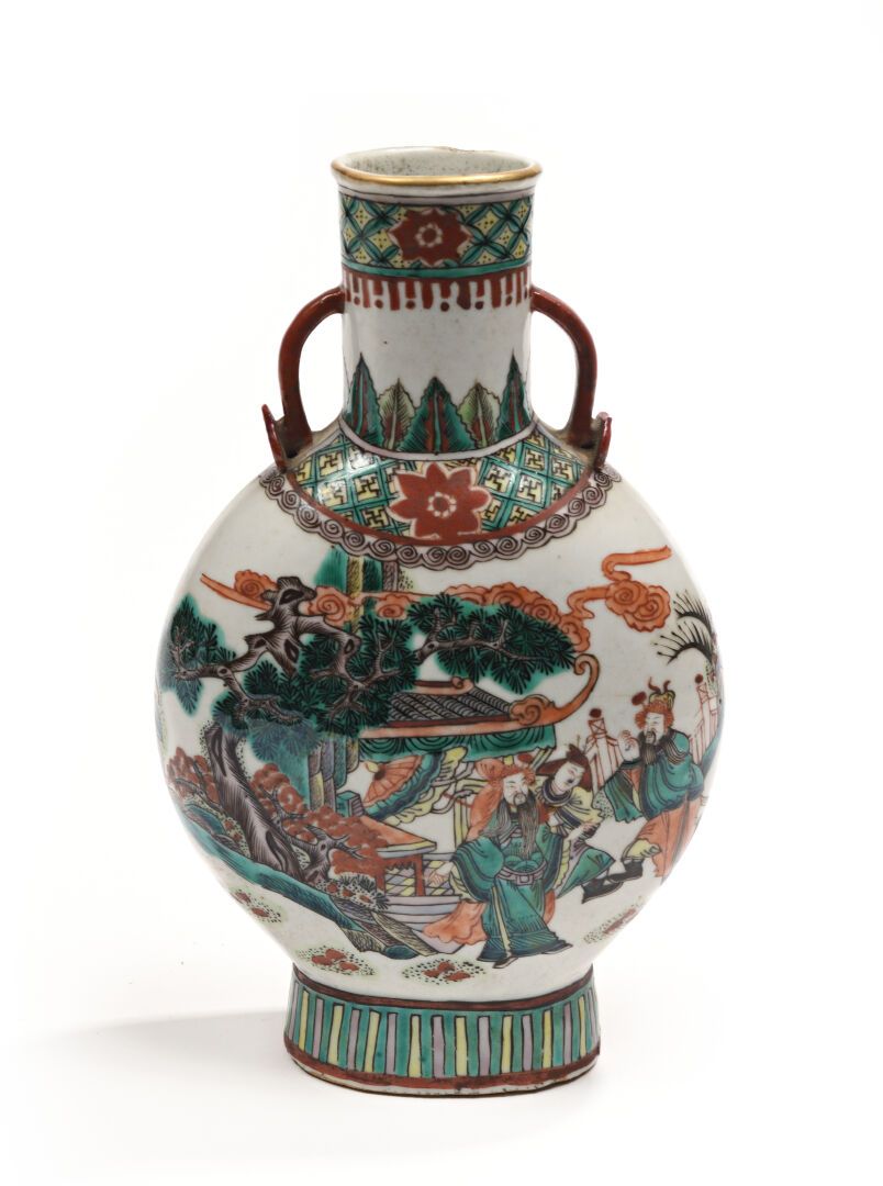 Null CHINE, XXe.

Vase en porcelaine polychrome en forme de gourde à décor de di&hellip;