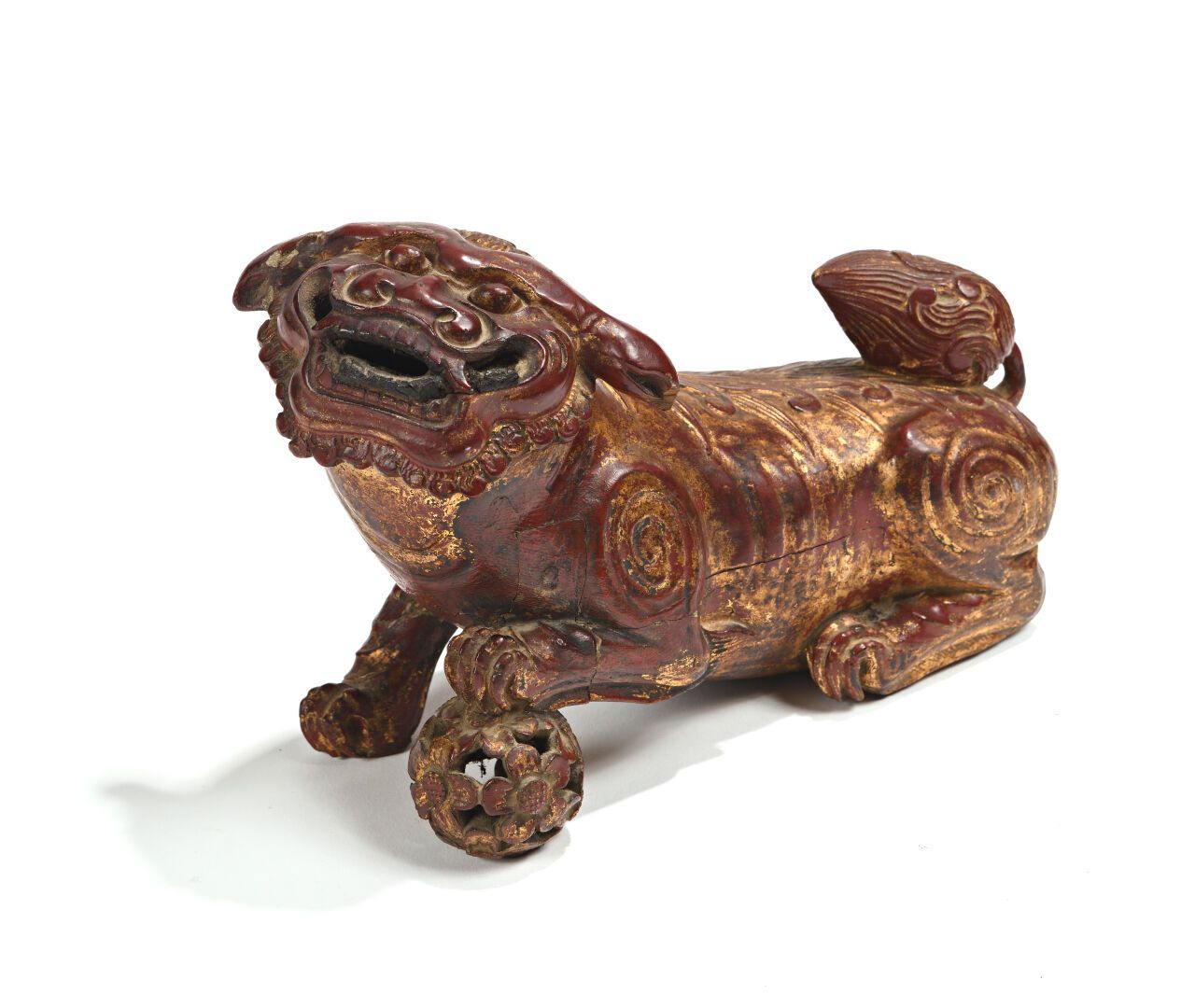 Null CHINE, fin XIXe.

Lion bouddhique en bois laqué rouge et or, représenté cou&hellip;