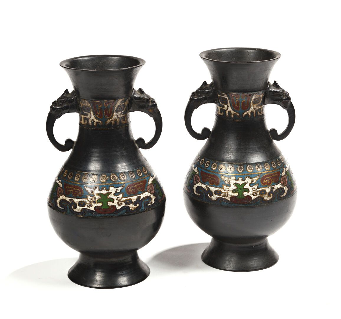 Null JAPON, première moitié XXe.

Paire de vases balustres en bronze et émaux ch&hellip;