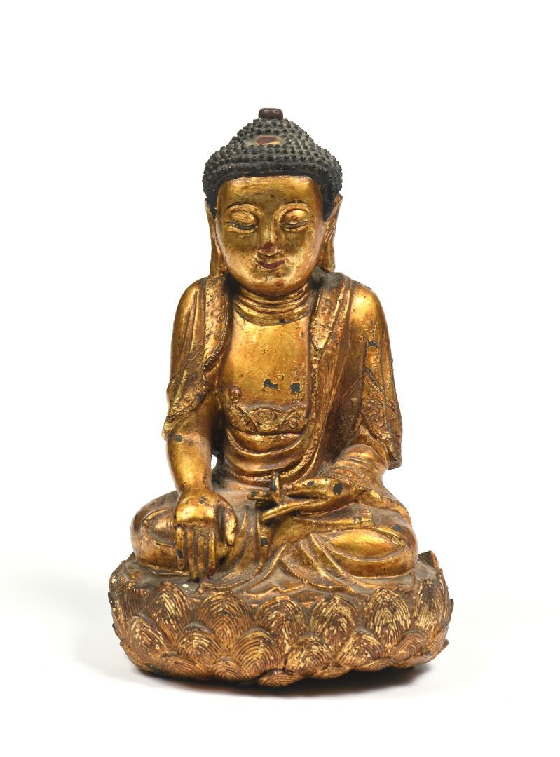 Null CHINE DU SUD, début XXe.

Statuette de Bouddha en bronze laqué or représent&hellip;