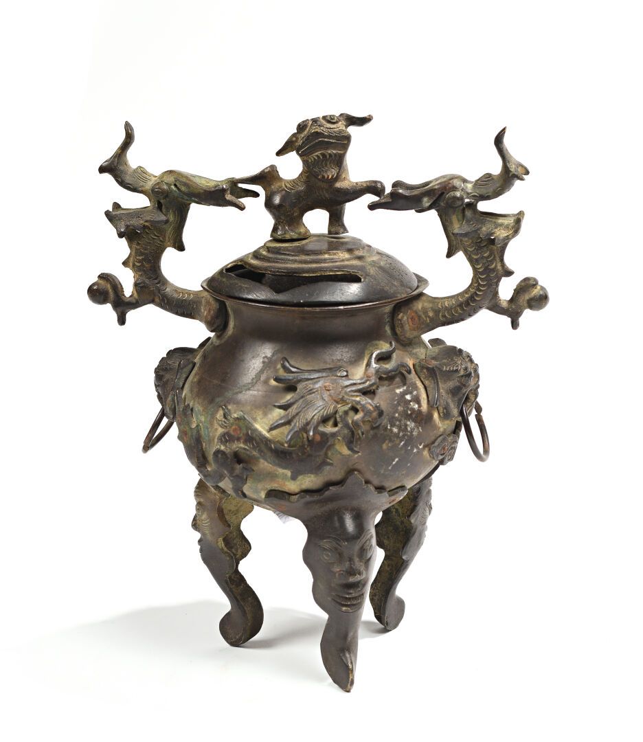 Null CHINE, XXe.

Brule-parfum couvert tripode en bronze, la panse à décor en lé&hellip;