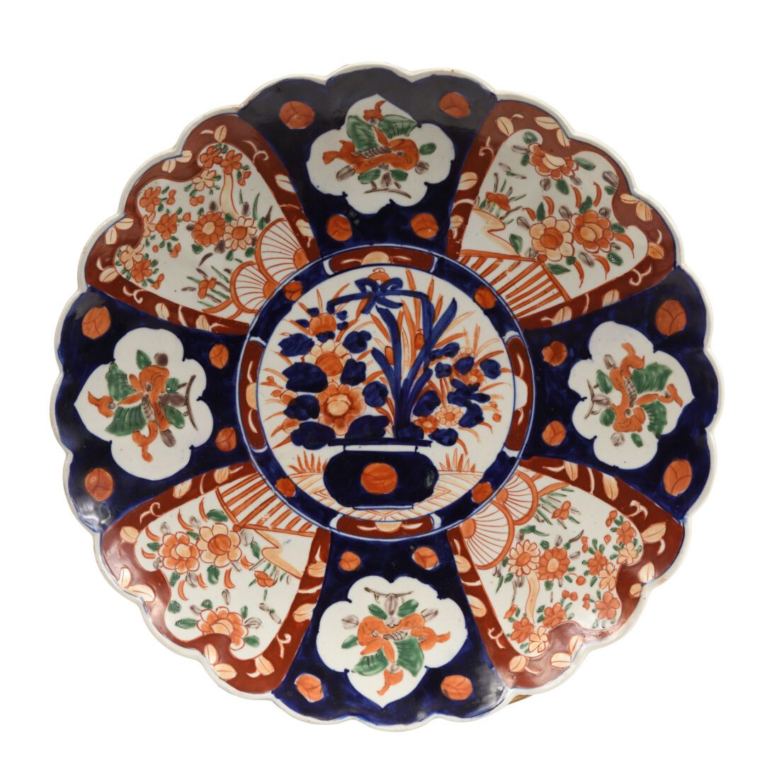 Null JAPON, début XXe.

Grand plat circulaire lobé en porcelaine Imari à décor f&hellip;