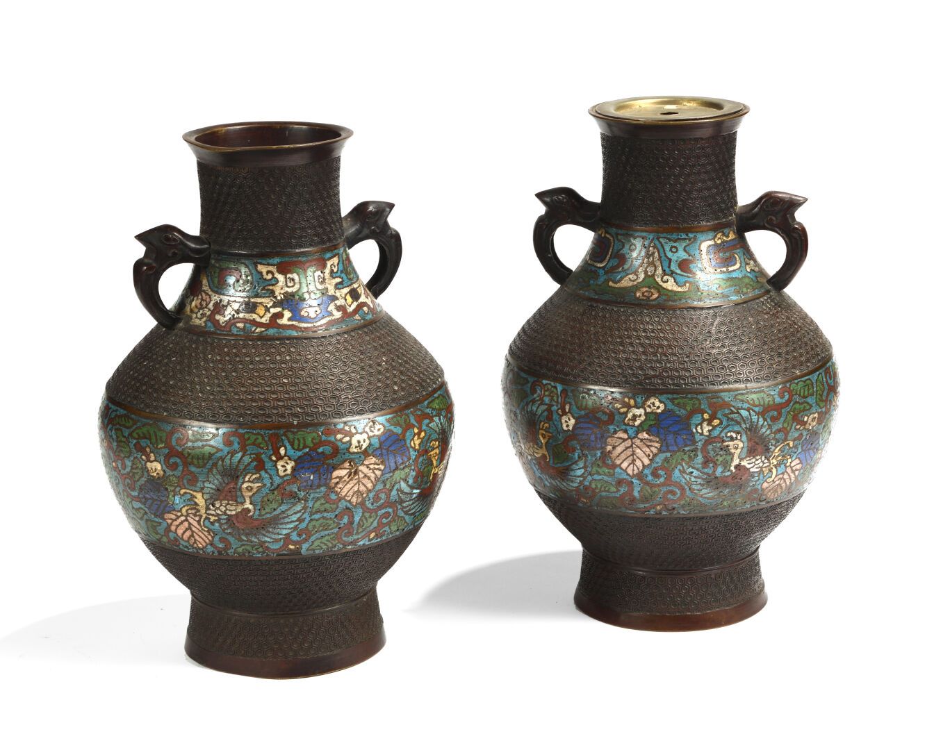 Null JAPON, première moitié XXe.

Paire de vases balustres en bronze et émaux ch&hellip;