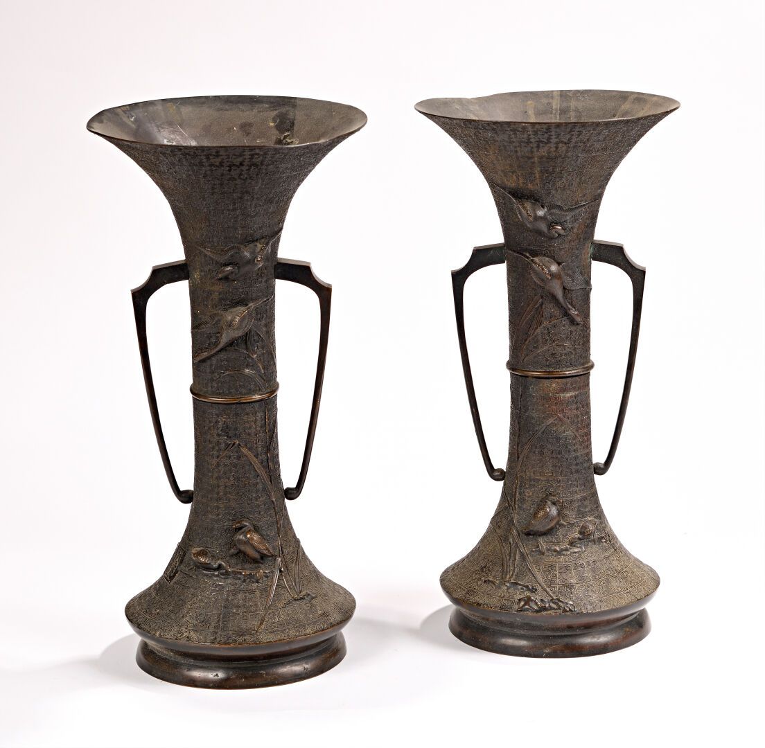 Null CHINE, XXe.

Paire de vases cornets en bronze à décor en léger relief d'ois&hellip;