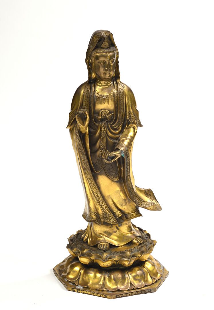 Null CHINE, XXe.

Statue de Guanyin en bronze doré représentée debout sur une ba&hellip;