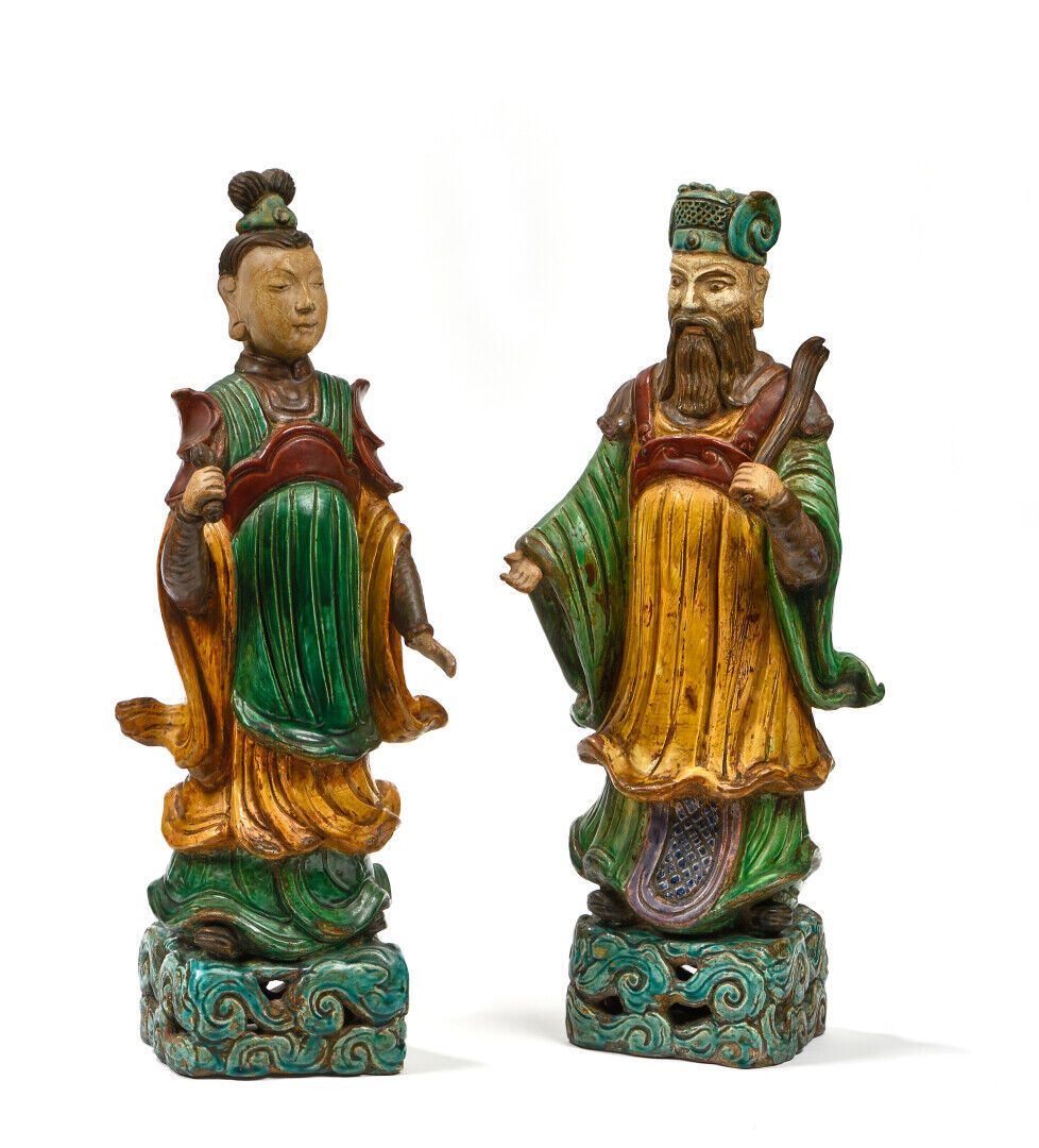 Null CHINE, XXe.

Deux statues de dignitaires en grès émaillé représentés debout&hellip;