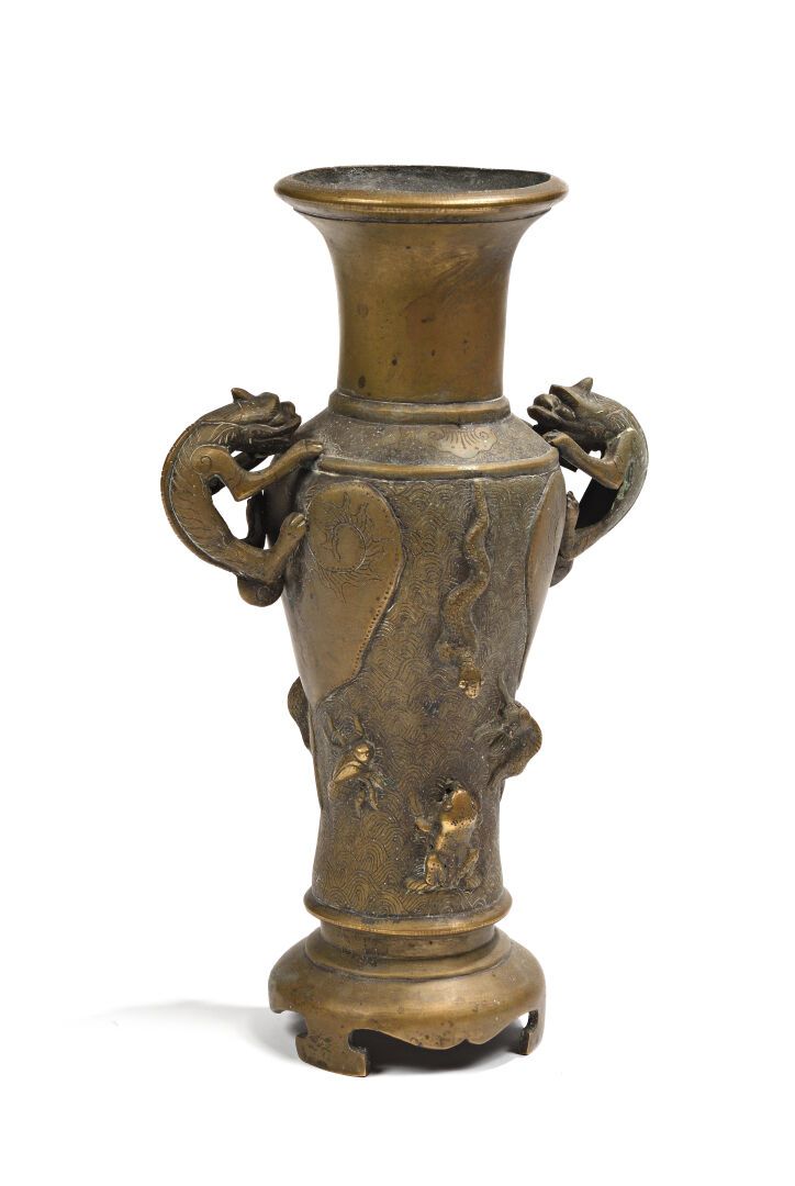 Null CHINE, XXe.

Vase balustre en bronze, deux chilong accrochés à l'épaulement&hellip;