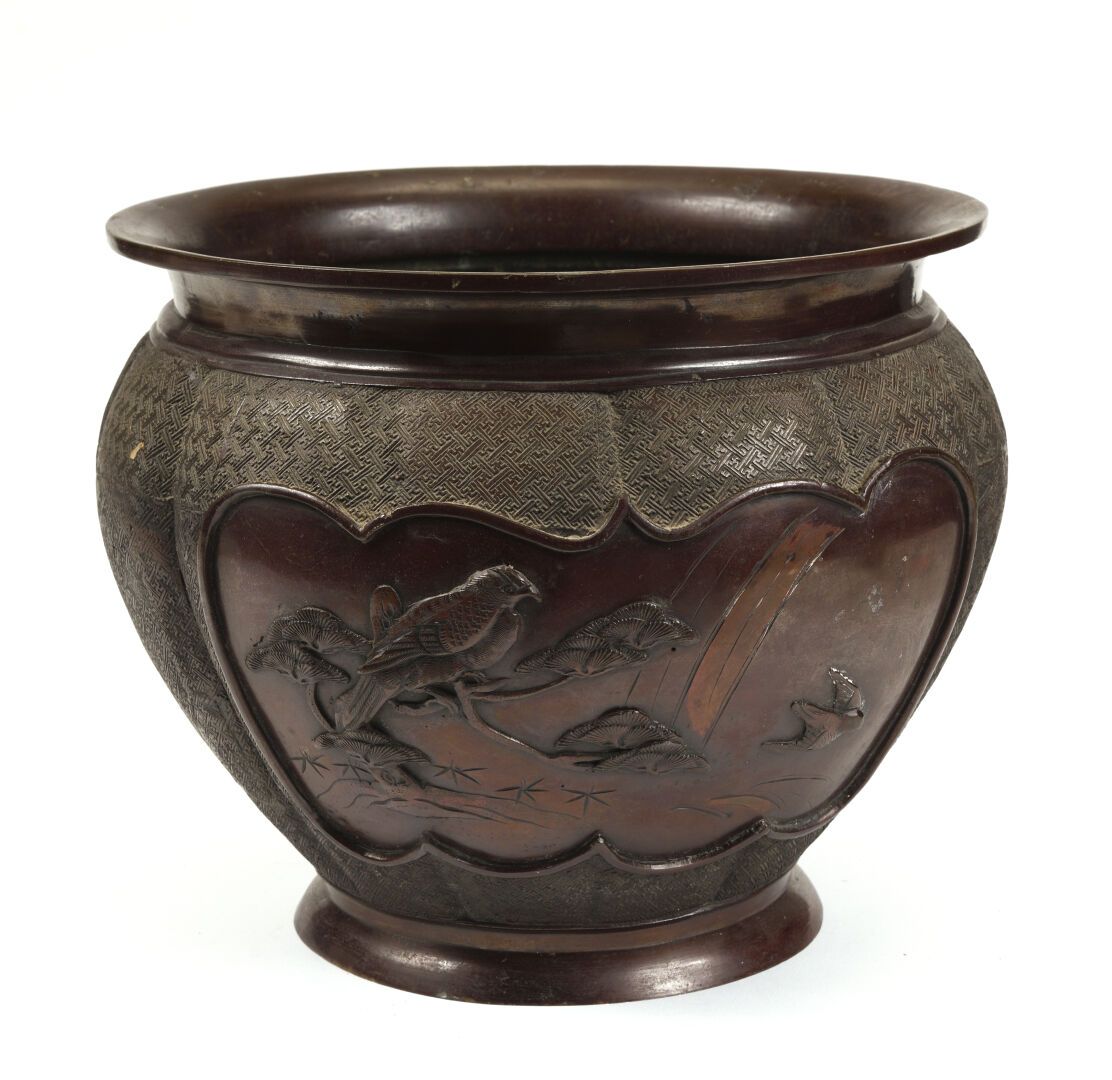 Null JAPON, début XXe.

Grande vasque à panse renflée en bronze à décor en réser&hellip;