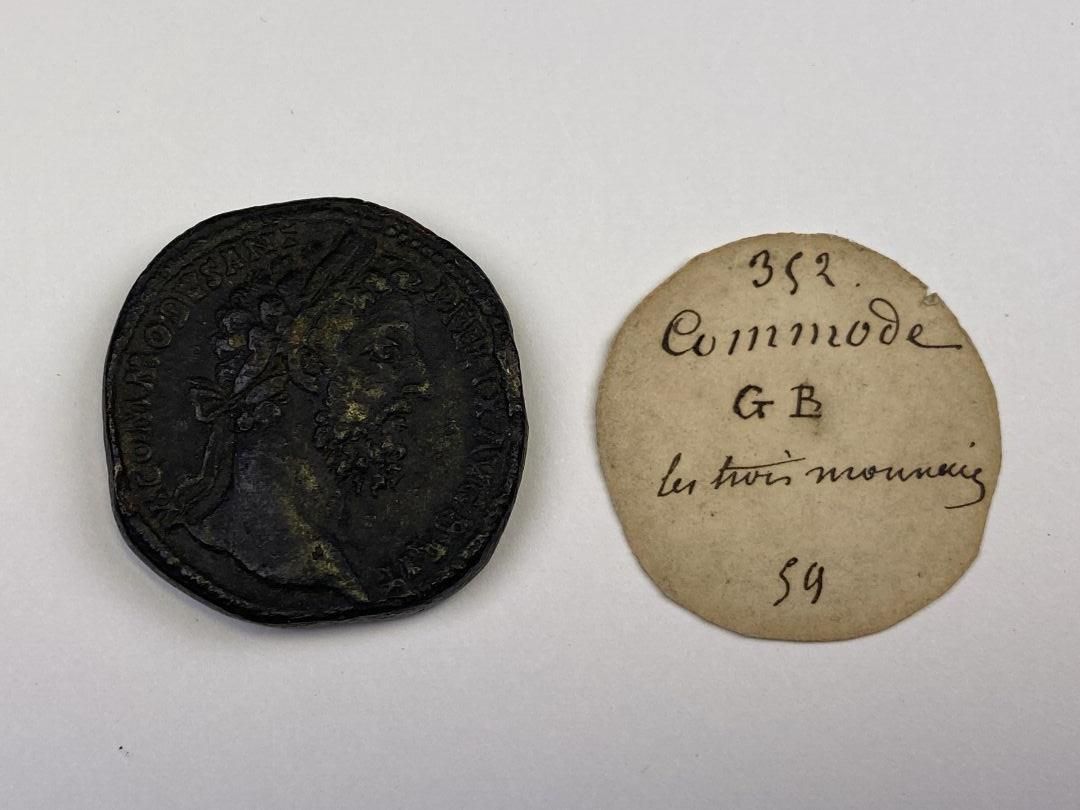 Null Sesterce COMMODE (177-192).

Frappé à Rome en 187.

Les trois monnaies.

C &hellip;