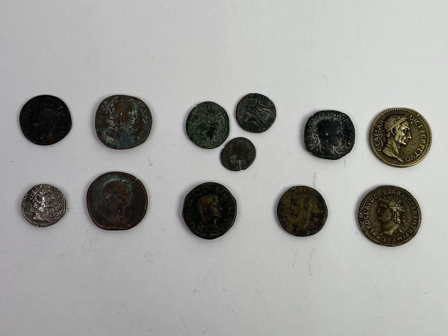 Null Lot de 12 monnaies dont :

- Padouan Jules César

- Faux sesterce de NERON
&hellip;
