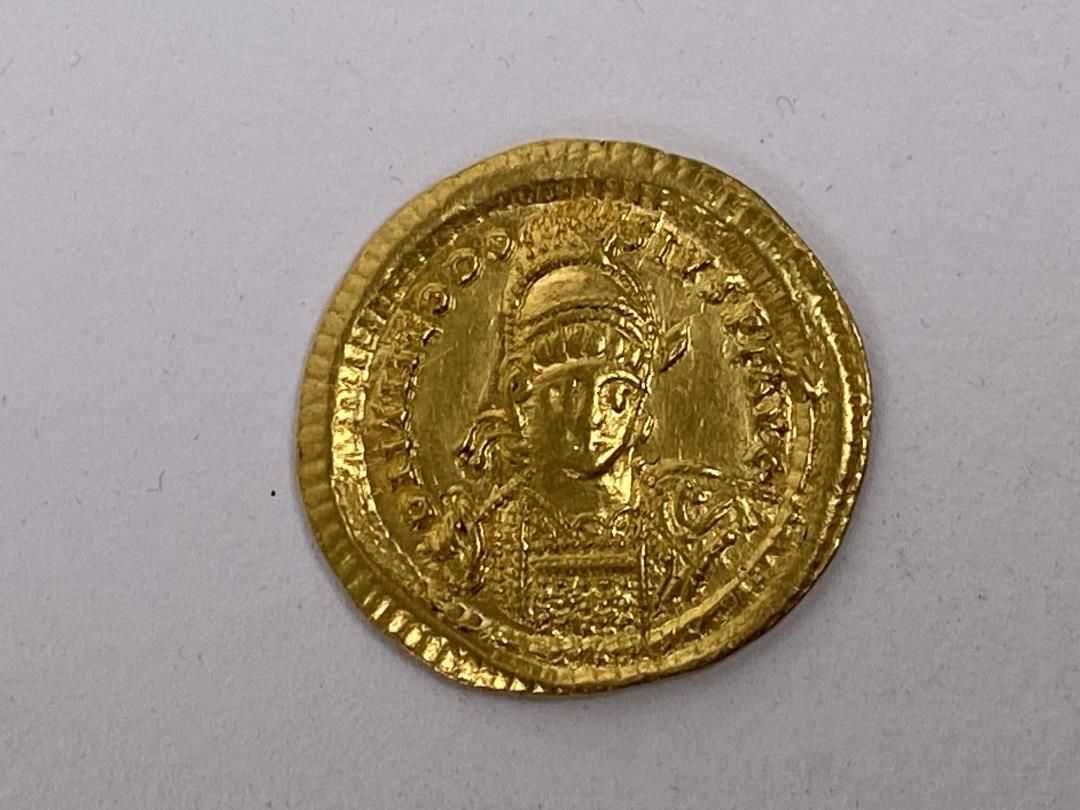 Null THEODOSE II (402-450).

Solidus, Constantinople 430-440, 4e officine, 4.40 &hellip;