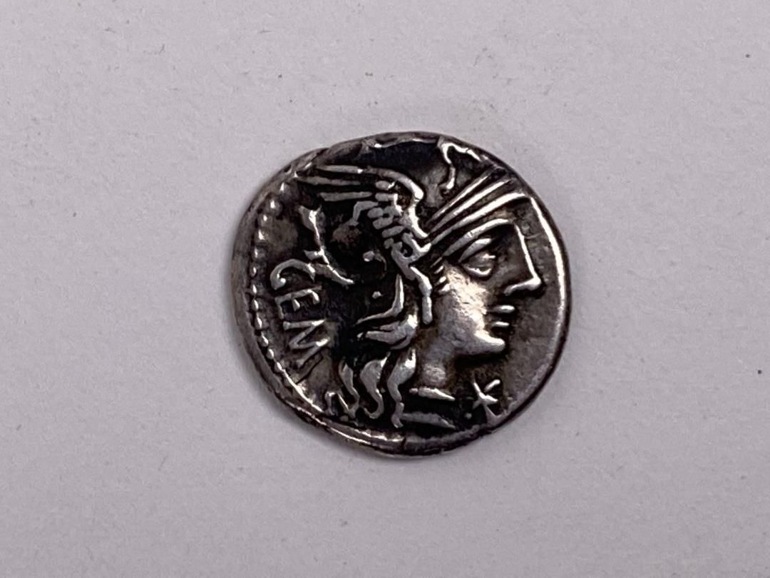 Null République romaine. ABURIA (132 avant JC).

Denier d'argent.

Diam. 18 mm. &hellip;
