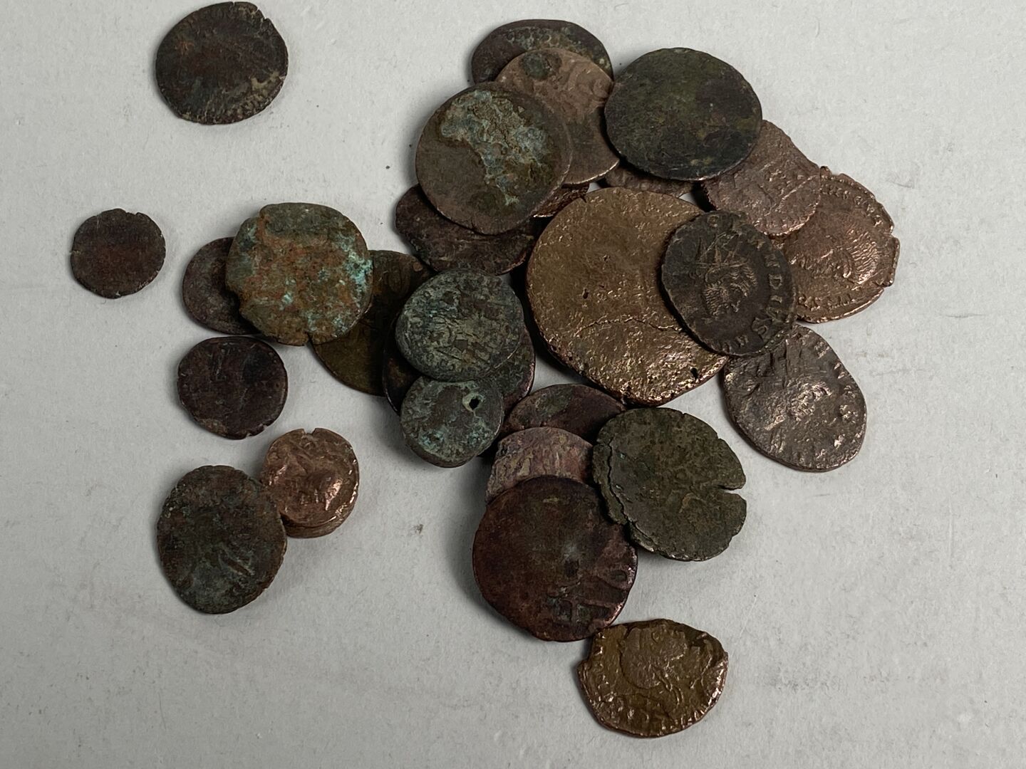 Null Lot de monnaies romaines en mauvais état.

Nettoyées, à étudier.