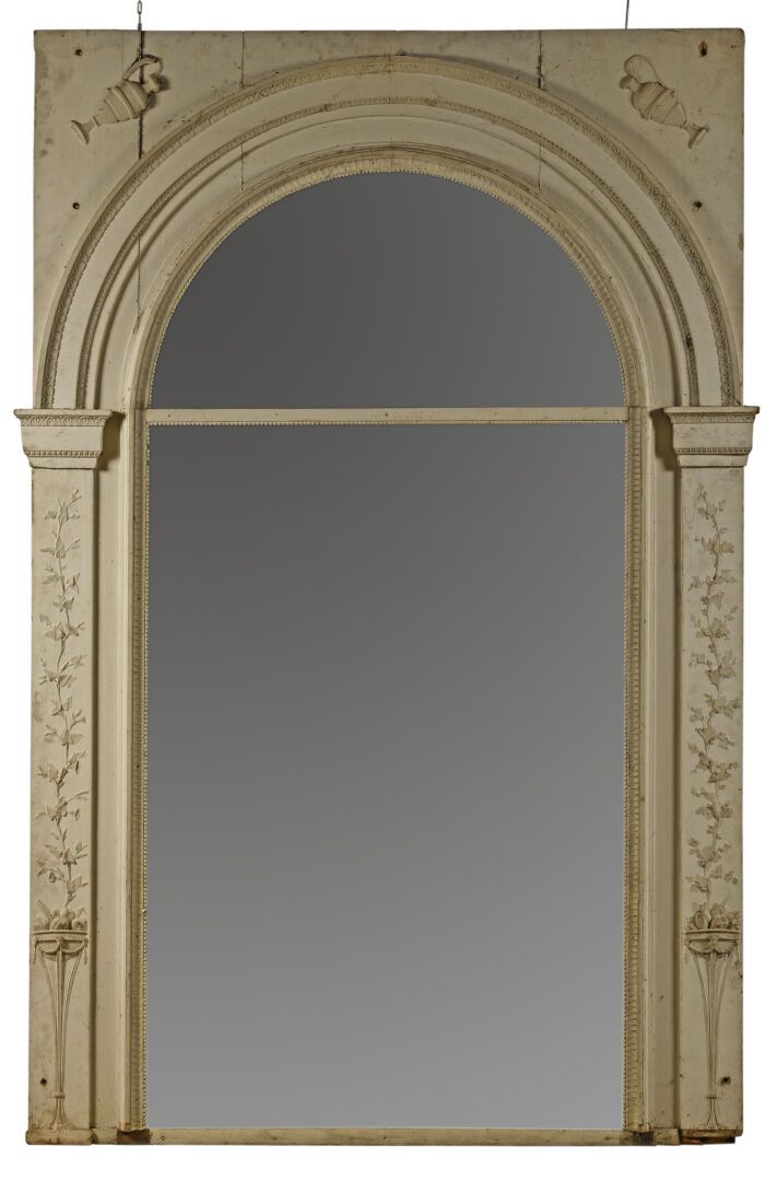 Null Sehr großer Spiegel aus profiliertem, geschnitztem und weiß lackiertem Holz&hellip;