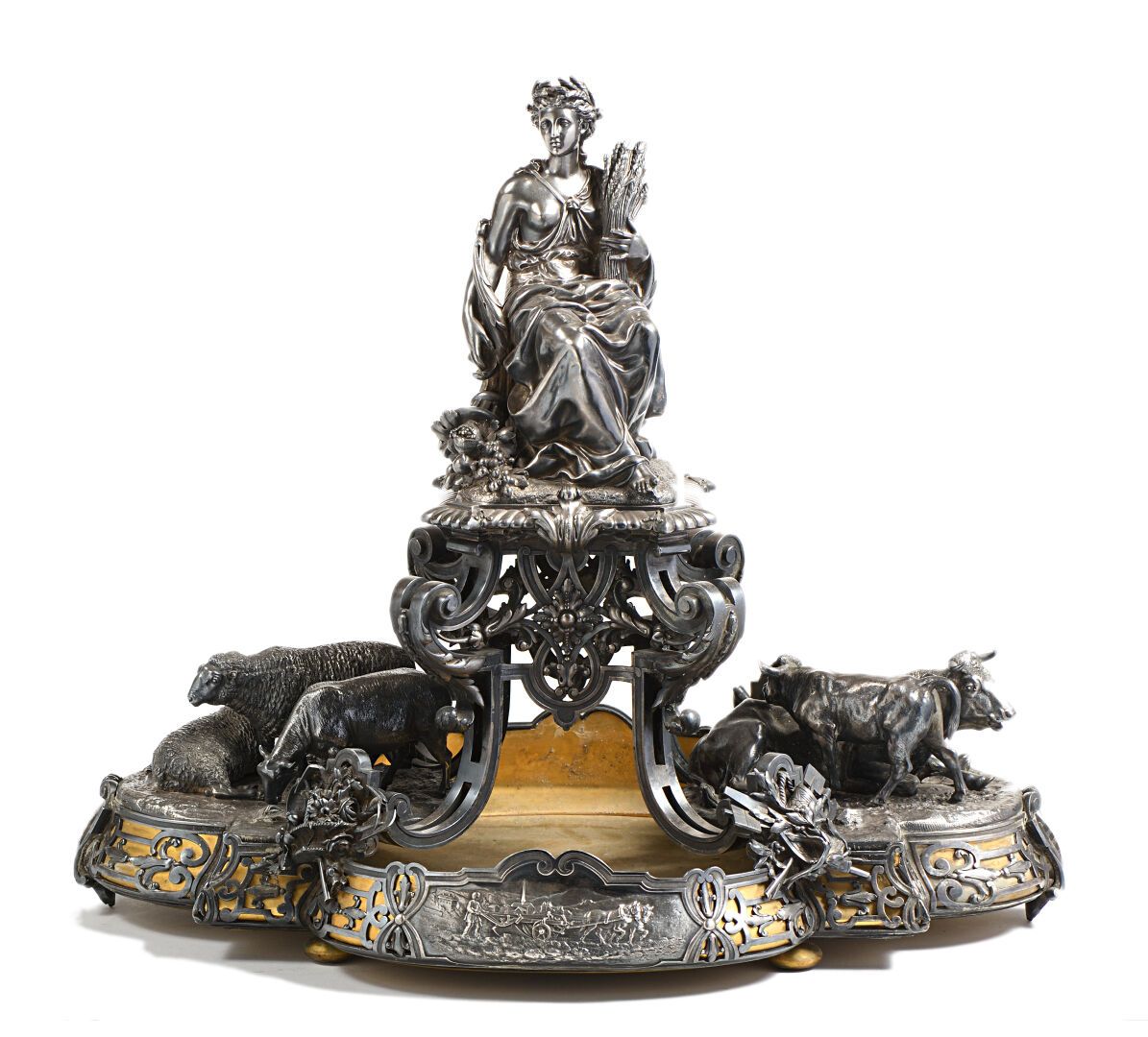 Null 埃米尔-弗洛门-莫里斯（1837-1913）。

一个重要的银质餐具，上面的部分显示瑟雷斯坐在圆形中，手中拿着麦穗和玉米棒，并由四个带叶的卷轴支撑，最&hellip;
