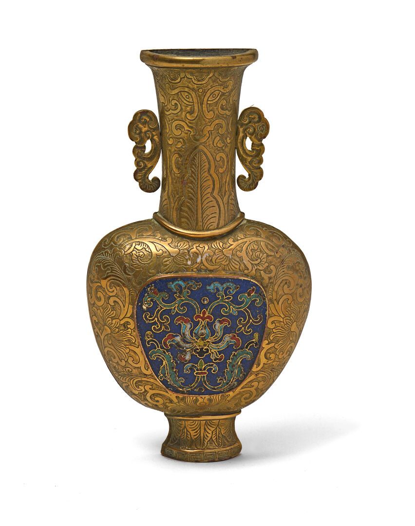 Null 中国，18世纪末，19世纪初。

青铜和掐丝珐琅支架花瓶，圆拱形的瓶身在刻有花和叶子的背景上饰有一朵莲花，把手为灵芝形状。

20 x 10.2 x &hellip;