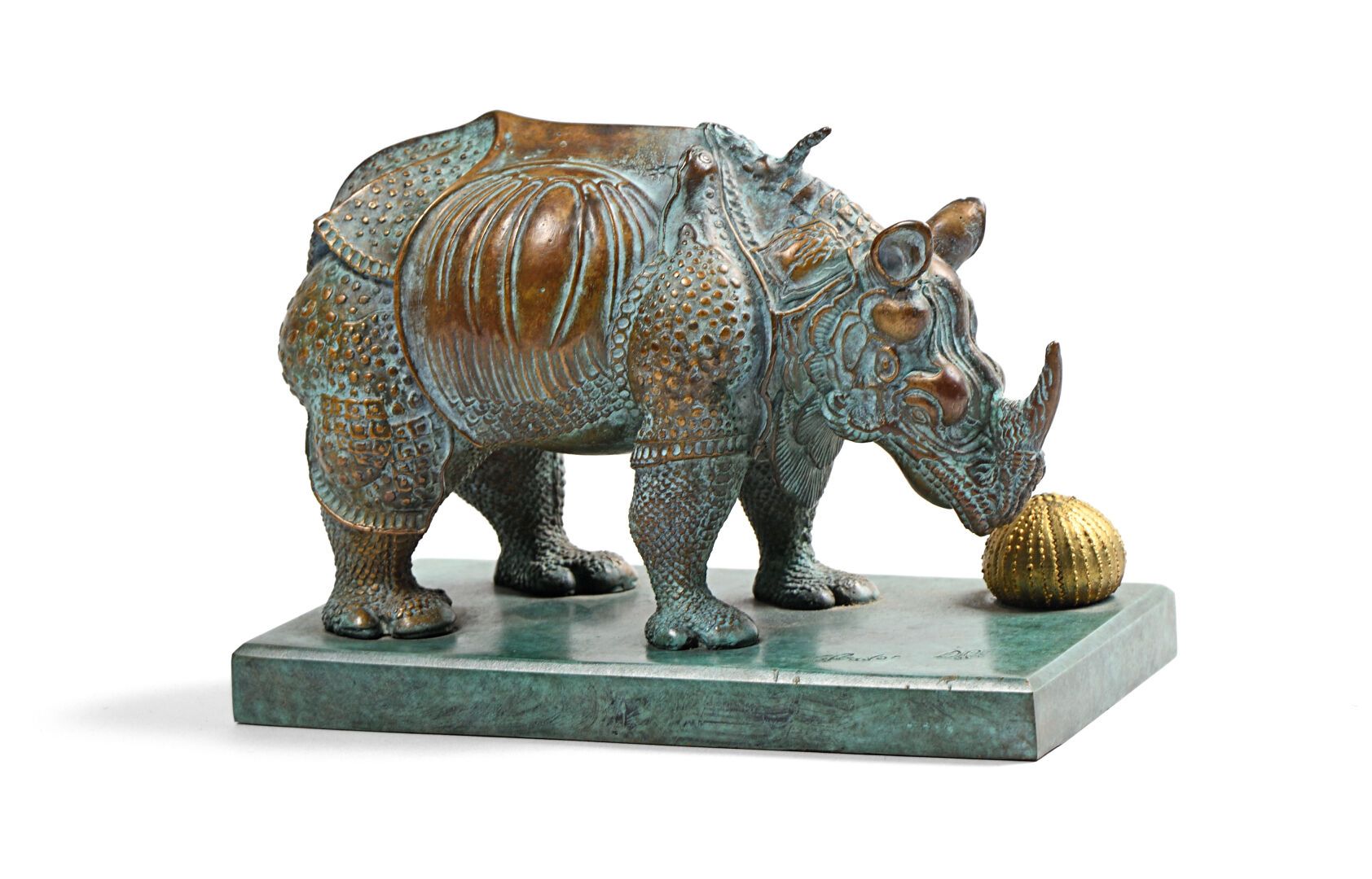 Null 萨尔瓦多-达利（1904-1989）。

穿着蕾丝的犀牛。

古铜色的雕塑，署名和印记为AIRAINDOR。

12 x 16 x 9厘米。