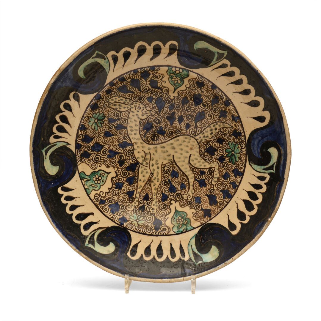 Null 埃德蒙-拉赫纳尔（1855-1948）。

伊兹尼克风格的多色珐琅彩陶瓷圆盘，中间装饰着一只造型优美的动物，边缘装饰着涡纹。

20世纪初。

H.9&hellip;