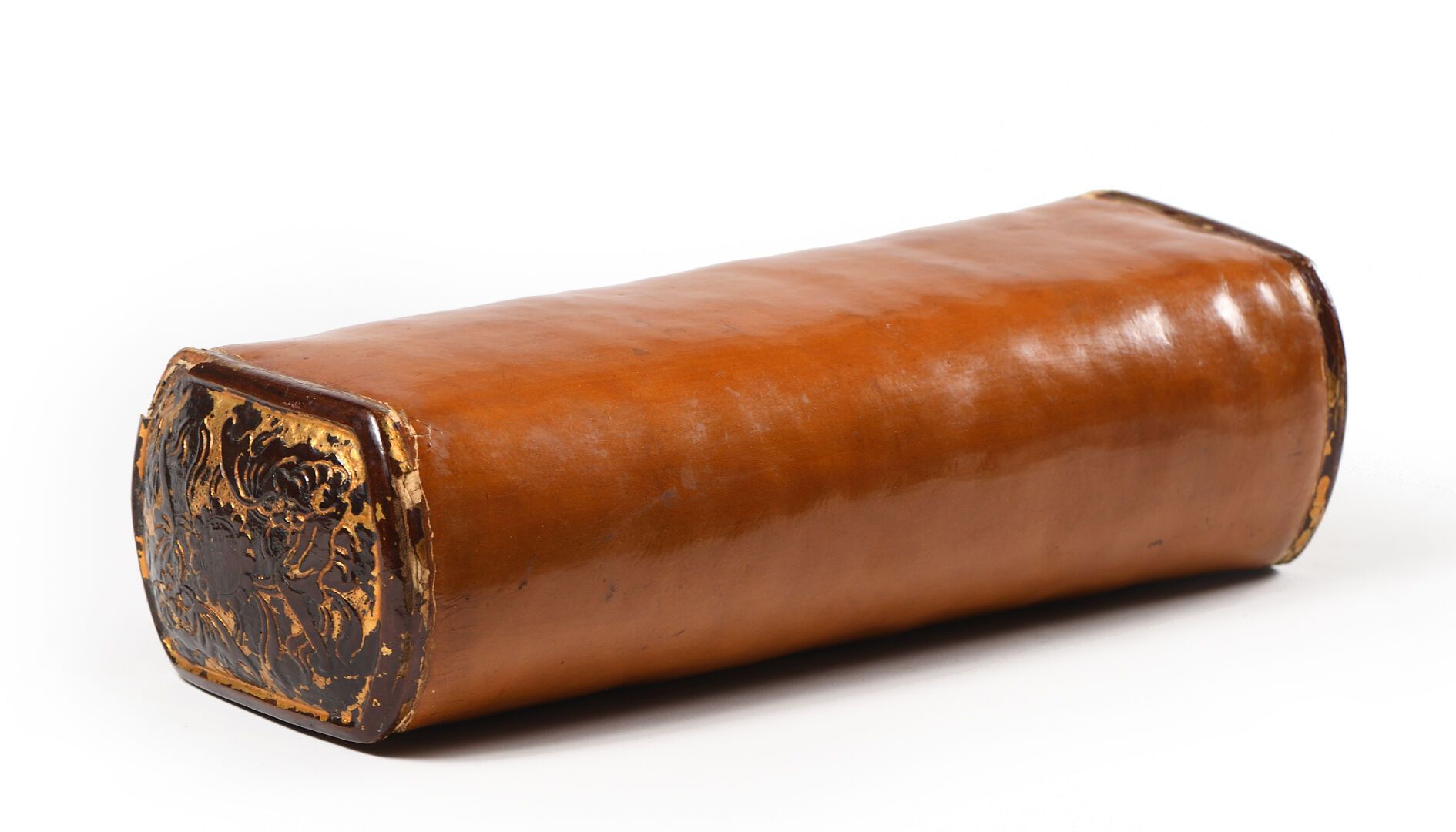 Null 中国，清末，19世纪末，20世纪初。

漆木坐垫上覆盖着光滑的棕褐色皮革。

9,5 x 36 x 13,5厘米。



专家：Cabinet DEL&hellip;