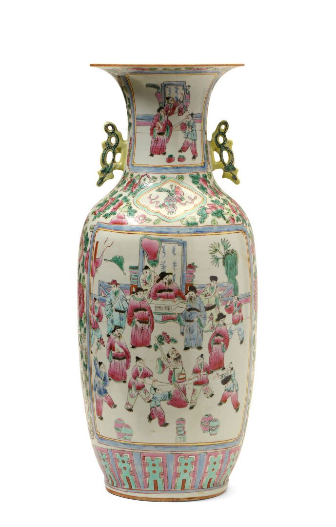 Null 中国，20世纪。

一个广州瓷器的柱形花瓶，在花和叶子的背景上装饰有人物的动画场景。

H. 57厘米。



专家：Cabinet DELALAND&hellip;