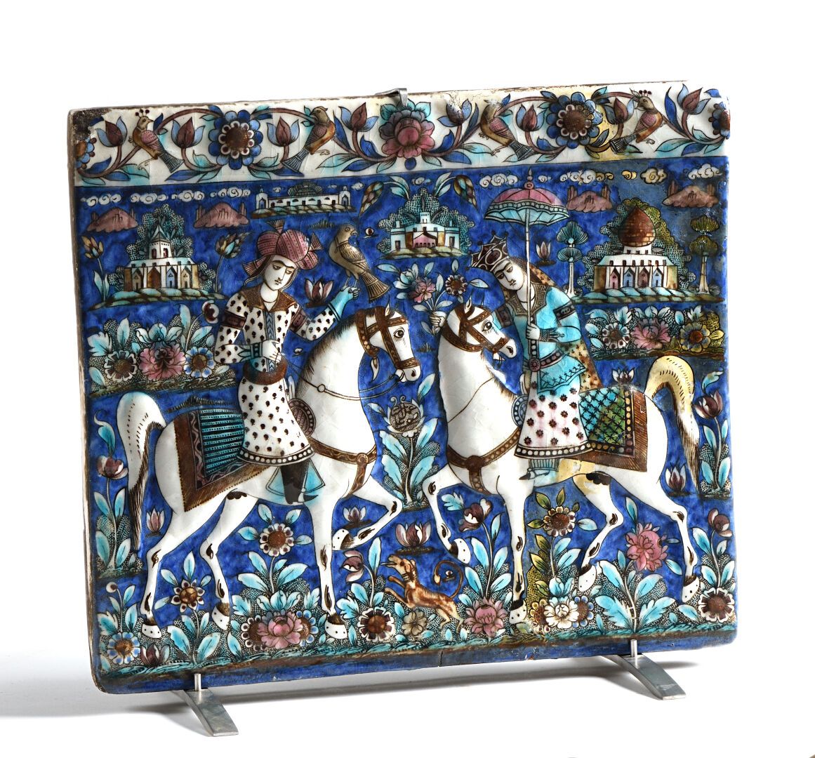 Null 伊朗，卡贾尔时期，19世纪。

大的长方形卡贾尔硅质瓦片，上面有模制和多色的装饰，在花卉和建筑景观中，一个猎鹰人和一个骑马的宫女，旁边还有一只狗。艺术&hellip;