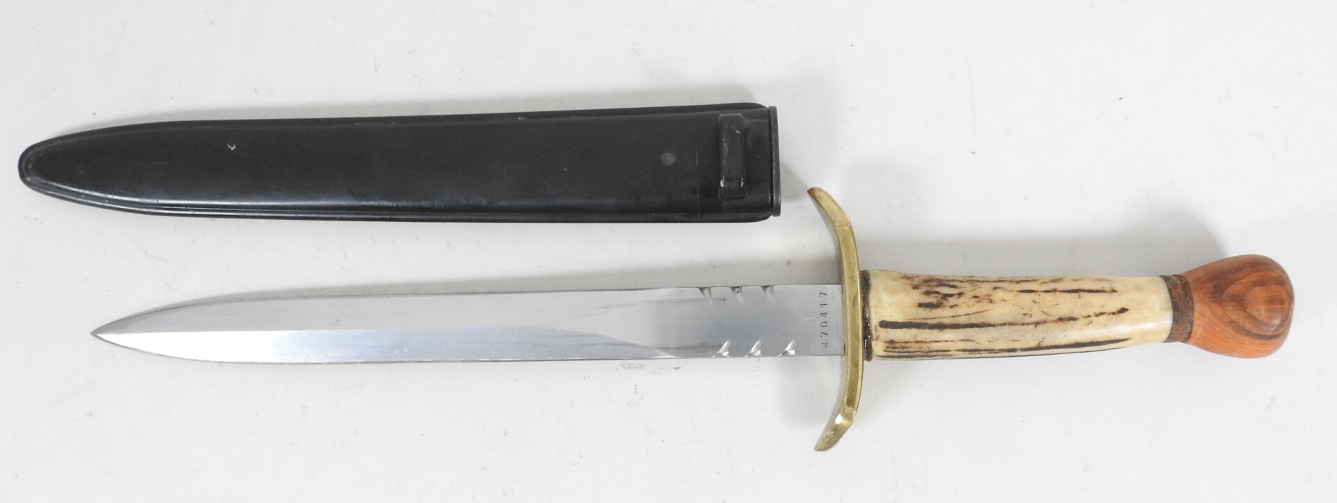 Null 狩猎匕首由24厘米的刺刀刃制成，黄铜护手，鹿角手柄，木制鞍座。

配有黑色塑料刺刀刀鞘。

总长度：37厘米。